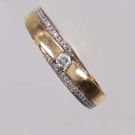 Ring med diamanter 1 x ca. 0,07ct + 22 x ca. 0,005ct, Ø18¾, bredd: 2,7-5mm, GHA, 18K Vikt: 3,1 g
