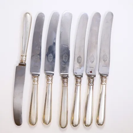 7 Knivar med blad i rostfritt stål, längd 21cm, repor, silver 875/1000 Vikt: 324 g