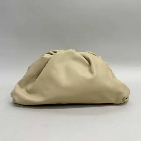 Väska/clutch, Bottega Veneta, The Pouch, beige läder, mått ca 38x22x10cm, snr: B09243751F, kvitto 2021 från Köpenhamn, dustbag, inga övriga tillbehör