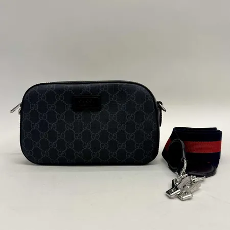 Axelremsväska Gucci, svart monogram, numrerad, ca 24x14x7,5cm, beslag i vitmetall, kvittokopia från Gucci Birger Jarlsgatan Stockholm år 2022, dustbag, box, påse med slitage.