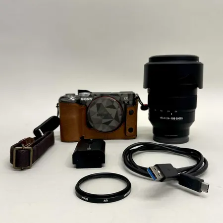 Kamerahus Sony A7C, specialutgåva, srn:3783401, extra batteri, saknar laddare, usb-sladd, 1 Objektiv Sony FE 4/24-105, srn: 2131439, motsolsskydd, etui, kameraväska från Golla lifestyle. Skickas med postpaket.