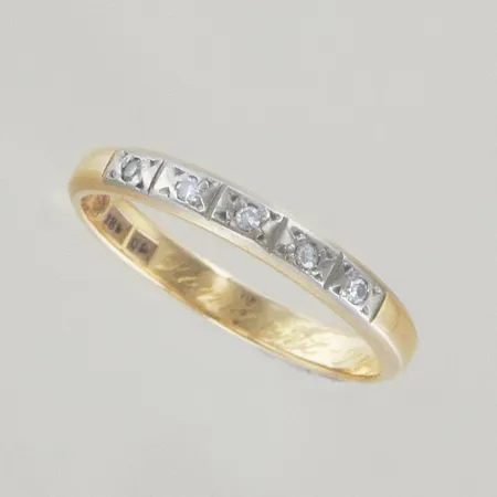 Ring med diamanter, Ø 17½ mm, bredd 2,7 mm, graverad, 18K Vikt: 2,2 g