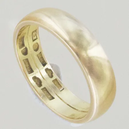 Ring, Ø 17½ mm, bredd 4,8 mm, graverad, 18K  Vikt: 5,3 g