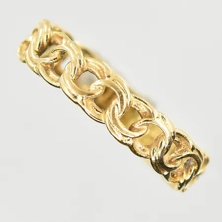 Ring Bismarck, stl 16½, bredd 4 mm, något ojämn skena, 18K. Vikt: 1,7 g