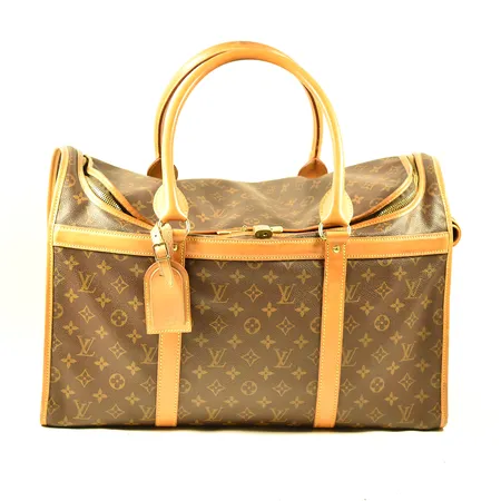 Louis Vuitton, hundväska, monogramcanvas med skinndetaljer, bredd 50 cm, djup 23 cm, höjd 33 cm, adresstag, galler, fodrad, mindre fläckar på insidan, hänglås (nyckel saknas), numrerad SL1000, tillverkad ca år 2000, Frankrike, bra bruksskick, inga tillbehör.