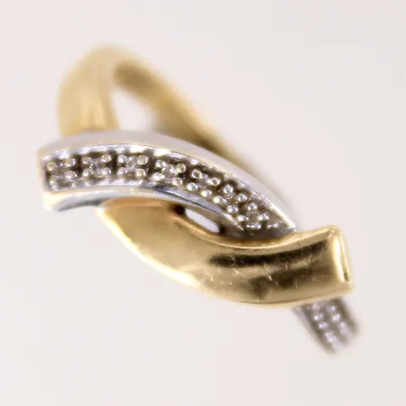 Ring med diamanter 12 x ca 0,005ct, stl 17, bredd 2-6mm, vitguldsdetaljer, GHA, 18K  Vikt: 3,7 g