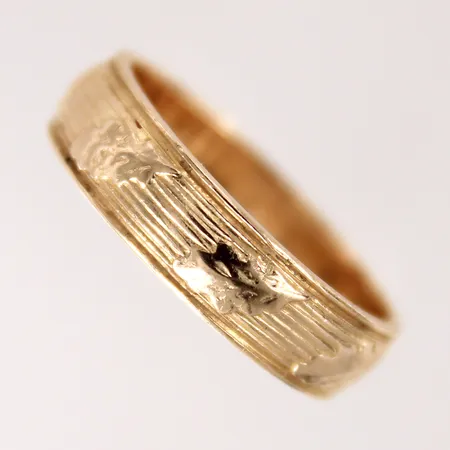 Ring med dekor, stl 19, bredd 5,5mm, 18K  Vikt: 6,3 g