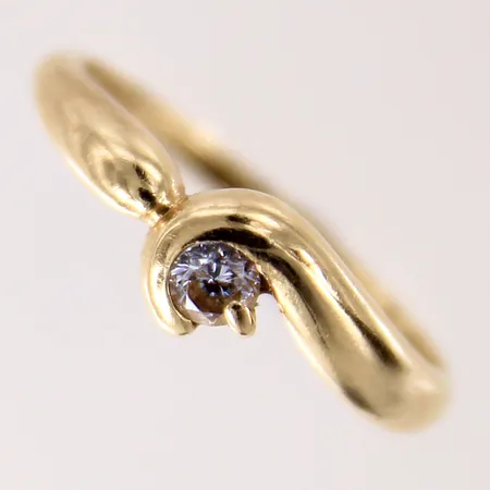 Ring med vit sten, stl 17½, bredd 2-6mm, 18K  Vikt: 2,3 g