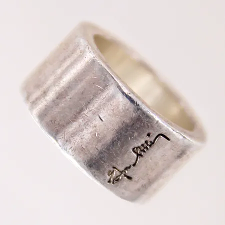 Ring, Evfa Attling, stl 16½, bredd 12mm, repig skena, 925/1000 silver Vikt: 17,9 g