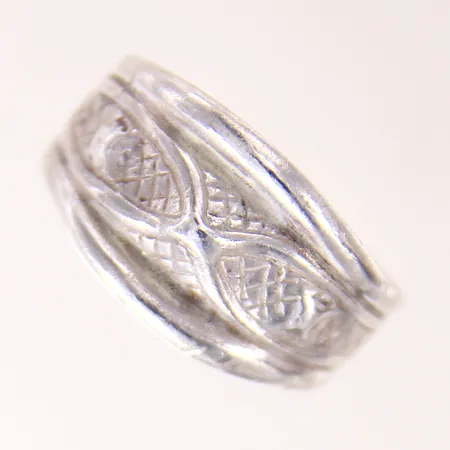 Ring med dekor, stl: 20, bredd 6,5-13mm, silver 925/1000.  Vikt: 9,7 g