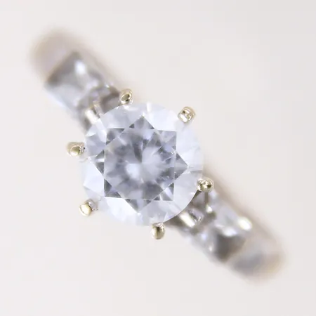 Ring med vita stenar, stl: 18, bredd 2,1-8,6mm, vitguld, 18K.  Vikt: 3,6 g