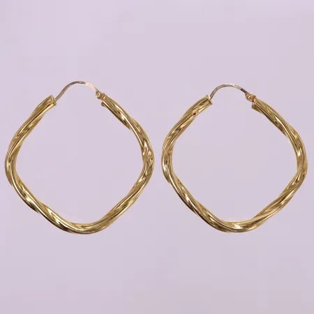 Ett par örhängen, vridna kantiga creoler, ca 37x36mm, bredd 3mm. 18K Vikt: 4,3 g