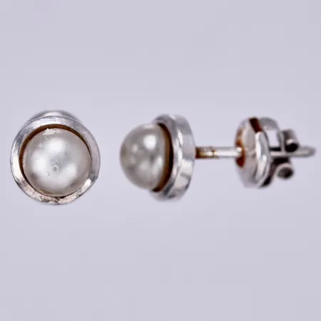 Ett par örhängen med plastpärlor, Ø 6mm, 925/1000 silver  Vikt: 1,6 g