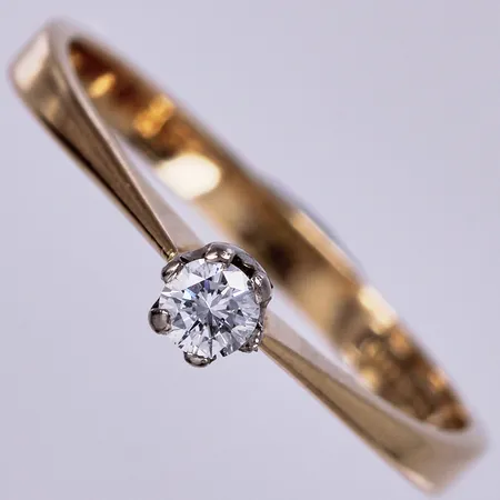  Ring med diamant ca 1x0,08ct, TW/vvs enligt gravyr, stl: 15 ¾, Kaplans Safir AB 1986, 18K Vikt: 1,5 g