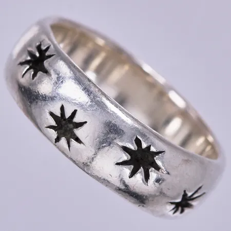 Ring stl: 18 ½, bredd ca 7mm, 925/1000 silver Vikt: 6 g