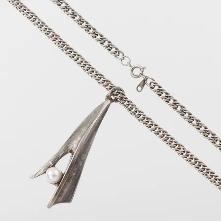 Collier med hänge, hänget stämplat, kedjans längd 37 cm, hängets 7 cm, vitmetall. Vikt: 0 g