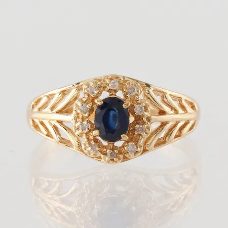 Ring med syntetisk safir och diamanter på 0.05 ct enligt inskription, storlek 16 ¾ mm, bredd 1.8-9.6 mm, 18k. Vikt: 2,8 g