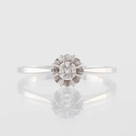 Ring vitguld med liten diamant, storlek 16 ¾ mm, bredd 1.2-6 mm,  18k. Vikt: 1,3 g