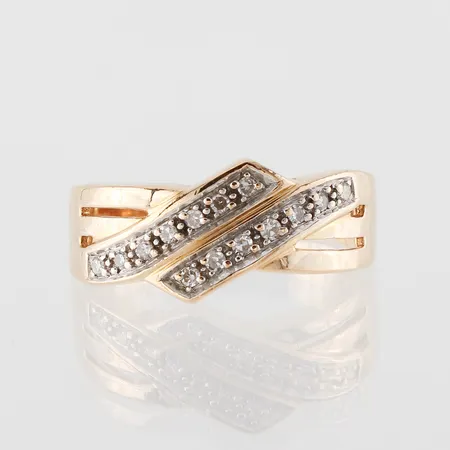 Ring med diamanter på totalt ca 0.14 ct, Guldfynd AB, storlek 17 mm, bredd 2.6-8.5 mm, 18k. Vikt: 5,1 g