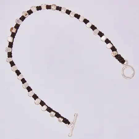 Armband silver/läder, längd: ca 18cm, bredd: ca 4mm, 925/1000 silver bruttovikt  Vikt: 8,5 g