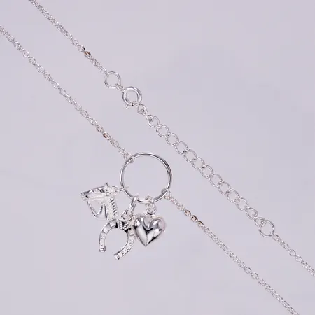 Collier med hjärta, hästsko och hästhuvud, längd: ca 41-46cm, bredd: ca 1,5mm, längd hänge: ca 30mm, bredd hänge: ca 15mm, 925/1000 silver  Vikt: 8,2 g