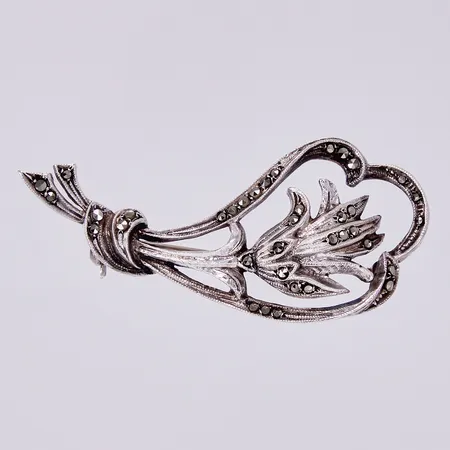 Brosch med markasiter, längd ca 54mm, svensk importstämpel, silver Vikt: 7,7 g