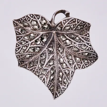 Brosch med markasiter, missfärgningar på baksidan av lödningar, längd ca 40mm, 830/1000 silver Vikt: 12,1 g