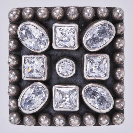 Ring med vita stenar, stl: 18, bredd: ca 7-23mm, 925/1000 silver  Vikt: 16,8 g