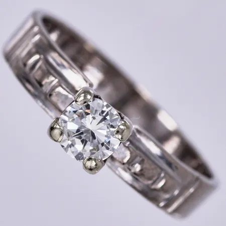 Ring vitguld med diamant ca 1x0,39ct, ca TCr/SI2 enligt gravyr, stl: 17½, bredd: ca 3-5mm, otydliga stämplar, 18K Vikt: 4,4 g