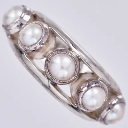 Ring med pärlor i plast, stl: 17¼, bredd: ca 4-9mm, 925/1000 silver  Vikt: 8,9 g