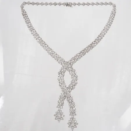 Collier med briljantslipade diamanter totalt ca 450st, totalt ca 15,00ct, ca 38cm, 18K vitguld Vikt: 62,5 g