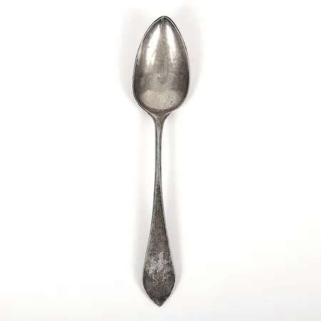 Sked, längd 19cm, gravyr, slitage, silver. Vikt: 30,5 g Skickas med postpaket.