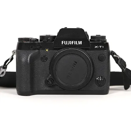 Kamerahus Fujifilm X-T1, serienummer 41M17512, body cap, blixt, batteri och laddare, Två objektiv: Fujinon asph 18-55mm 1:2.8-4 R, motljusskydd samt Fujinon asph 50-230mm 1:4.5-6.7, motljusskydd och linsskydd bak, filter, bruksslitage.  Skickas med postpaket.