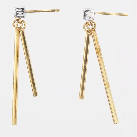 Ett par örhängen, tvåfärgade, höjd: 38mm, bredd: 1-5mm, saknar snurrebussar, 18K guld. Vikt: 2,2 g