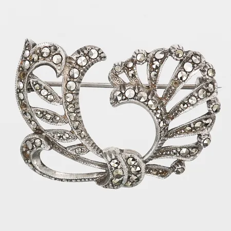 Brosch med markasiter, höjd: 27mm, bredd: 38mm, stenar saknas, 835/1000 silver. Vikt: 10 g