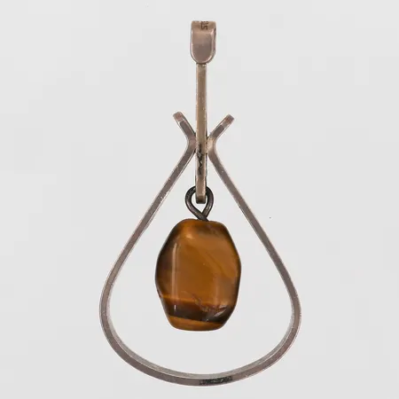  Hänge med tigeröga, höjd: 52mm, bredd: 1-29mm, 830/1000 silver. Vikt: 10,8 g