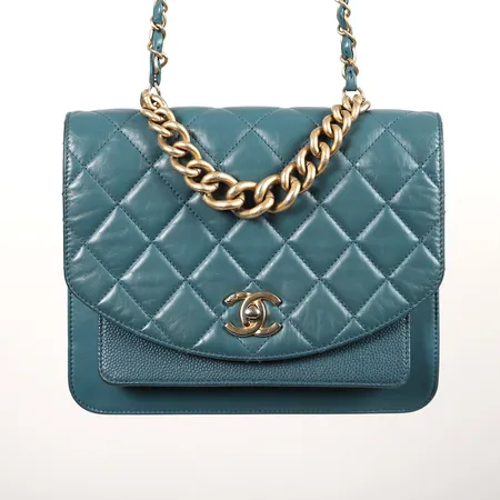 Handväska, Chanel, Calfskin Caviar Quilted, Chain top Handle Flap, Dark Turquoise, mått 22 x 18 cm, snr: 28341808, med kvitto inköpt på Chanel Birger Jarlsgatan September 2022, cert, dustbag, kartong, bruksslitage samt slitage på förgyllning. 