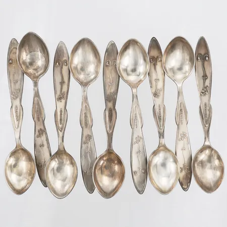 Nio Moccaskedar, "Småland", längd: 10,6cm, bredd: 3,5-22,5mm, 830/1000 silver. Vikt: 112,3 g