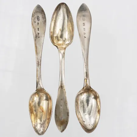 Tre Kaffeskedar, längd: 13cm, bredd: 5-26mm, utländska stämplar samt svensk importstämpel, bucklor, 830/1000 silver. Vikt: 36,7 g