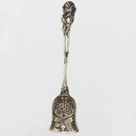 Sked med genombruten blomsterdekor, längd: 11cm, bredd: 2-24mm, 813/1000 silver. Vikt: 11,5 g