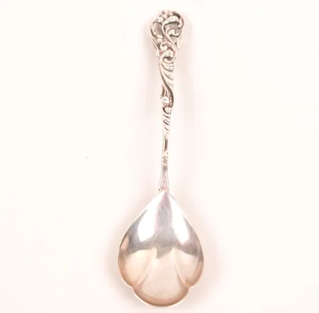 Sked, längd ca 12,5cm, otydliga stämplar, silver Vikt: 14,4 g