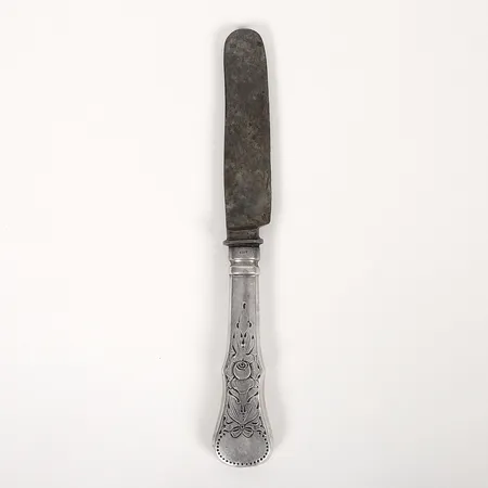 Kniv med organisk dekor, längd: 21cm, blad i stål, 830/1000 silver. Vikt: 69,4 g