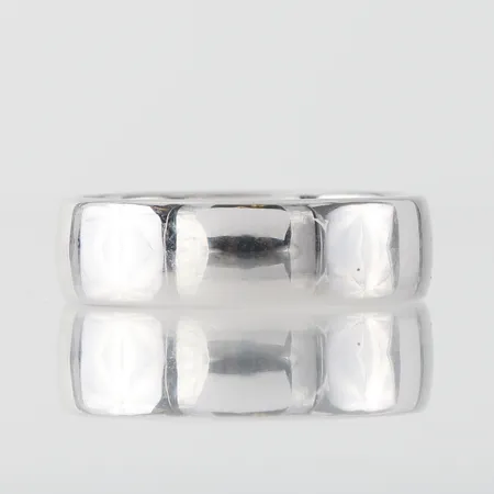 Ring vitguld, Schalins, storlek 17 ¼ mm, bredd 5.7 mm, 18k. Vikt: 8,1 g