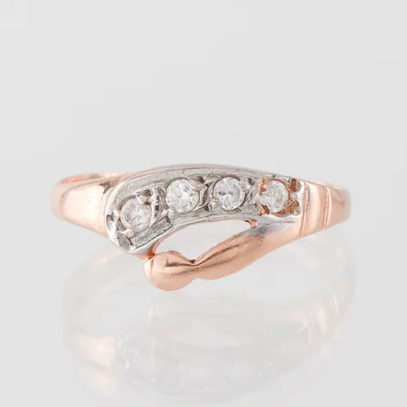 Ring med stenar, storlek 16 ¼ mm, bredd 2-7.6 mm, 14k. Vikt: 1,5 g