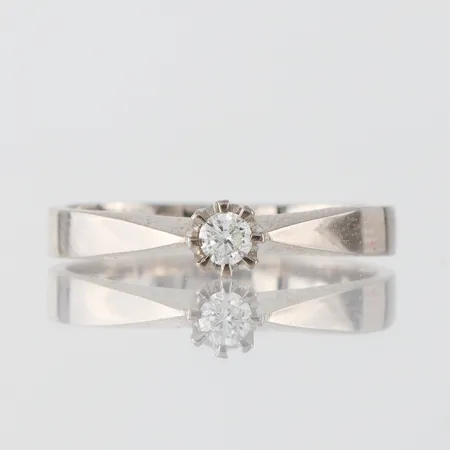 Ring med solitär naturell diamant på ca 0.10 ct, Bengt Hallberg Köping 1999, storlek 18 mm, bredd 3-4.4 mm, 18k. Vikt: 3,6 g