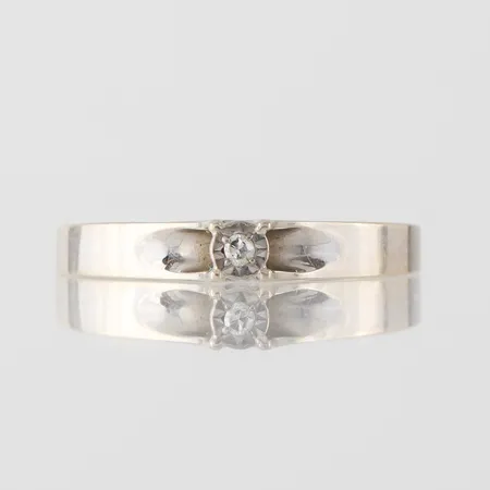 Ring med solitär naturell diamant på ca 0.02 ct, storlek 19 mm, bredd 2-3.5 mm, 18k. Vikt: 1,9 g