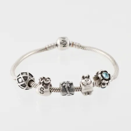 Armband Pandora med 5 st berlocker, längd ca 19,5cm,  silver. Vikt: 30,4 g