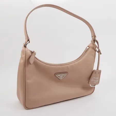 Väska Prada Re-Edition 2005 Re-nylon Saffiano shoulder bag, mått: 22 x 18 x 6,5cm, beige nylon med läderdetaljer, inga tillbehör. 