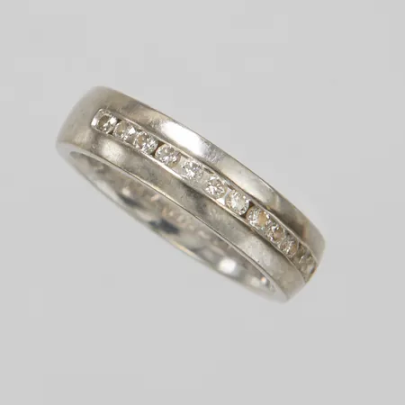 Ring, diamanter 13 x ca 0,02ct, stl 17½, bredd 5mm, vitguld, gravyr, bör omrodieras, 18K Vikt: 7,3 g