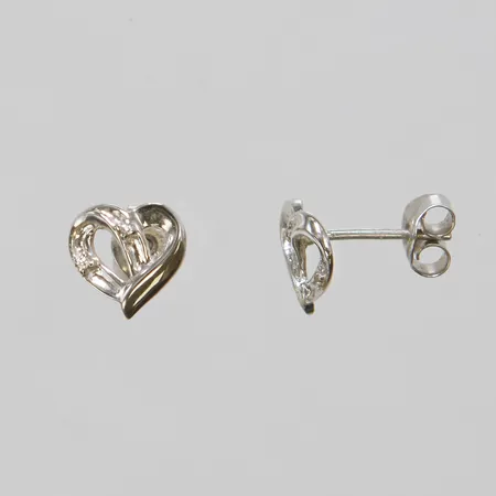 Ett par örhängen hjärtan med diamanter 4 x ca 0,005ct, ca8x8 mm, vitguld, Guldfynd, 18K Vikt: 1,4 g